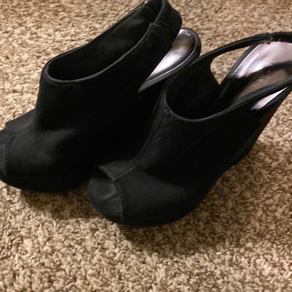 Size 5.5 black wedge Carlos Santana